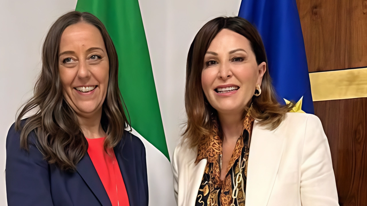 Stretta di mano tra la neosindaca di Firenze Sara Funaro e la ministra per il turismo Daniela Santanché Stretta di mano tra la neosindaca di Firenze Sara Funaro e la ministra per il turismo Daniela Santanché