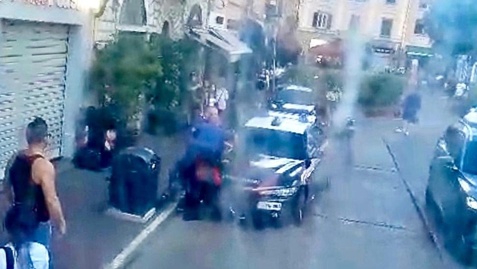 Sputa e minaccia ragazzi, poi aggredisce carabinieri. In manette un 34enne Sputa e minaccia ragazzi, poi aggredisce carabinieri. In manette un 34enne