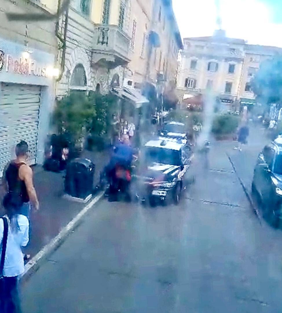 Sputa e minaccia ragazzi, poi aggredisce carabinieri. In manette un 34enne