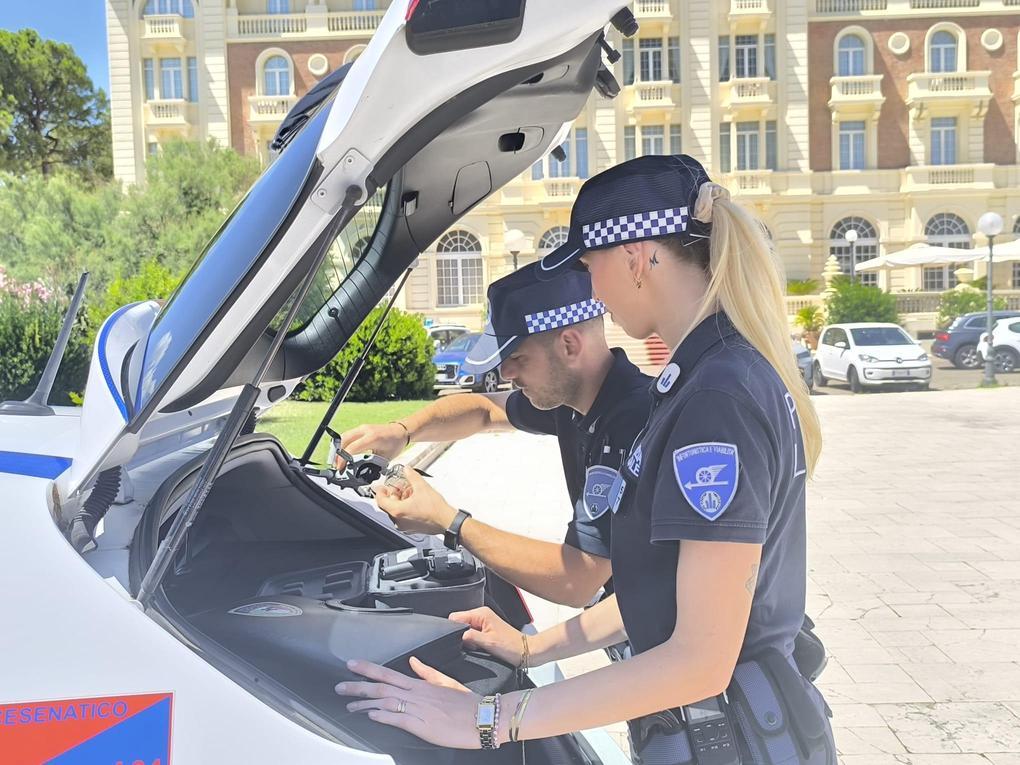 https://www.lanazione.it/image-service/view/acePublic/alias/contentid/ZTRlMDBiNjAtZTNmNS00/0/il-furto-in-profumeria-ladro-preso-e-arrestato.jpeg?f=1.91:1&w=1200