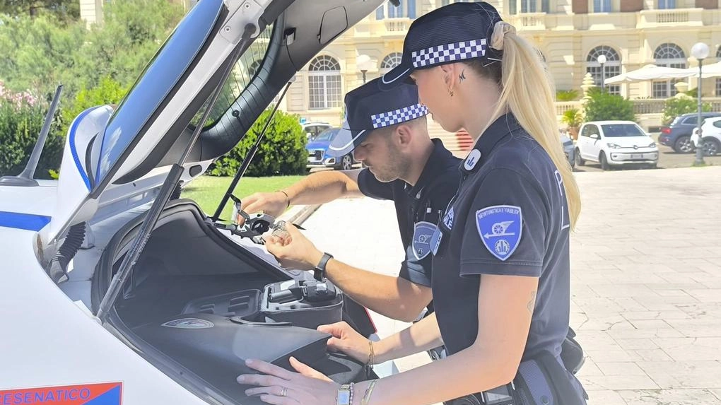 Una pattuglia della polizia locale dell’Unione Valdera comando territoriale di Pontedera, ha arrestato il ladro Una pattuglia della polizia locale dell’Unione Valdera comando territoriale di Pontedera, ha arrestato il ladro