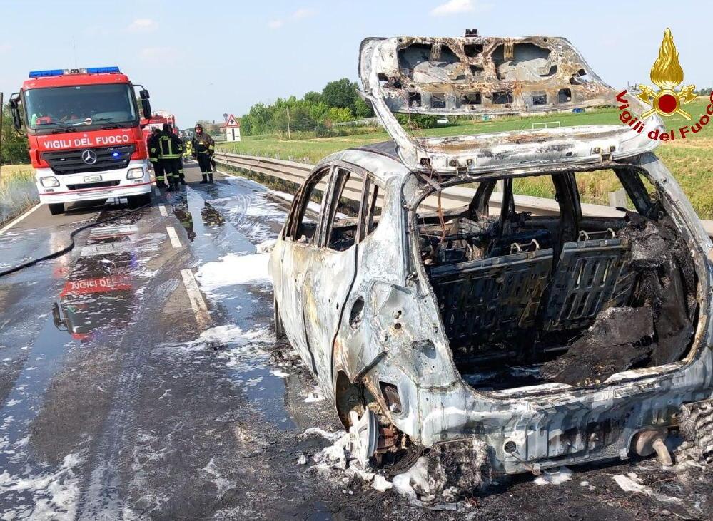 auto in fiamme sul raccordo traffico bloccato verso siena