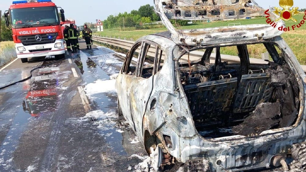 Un'auto a fuoco in una foto di repertorio Un'auto a fuoco in una foto di repertorio