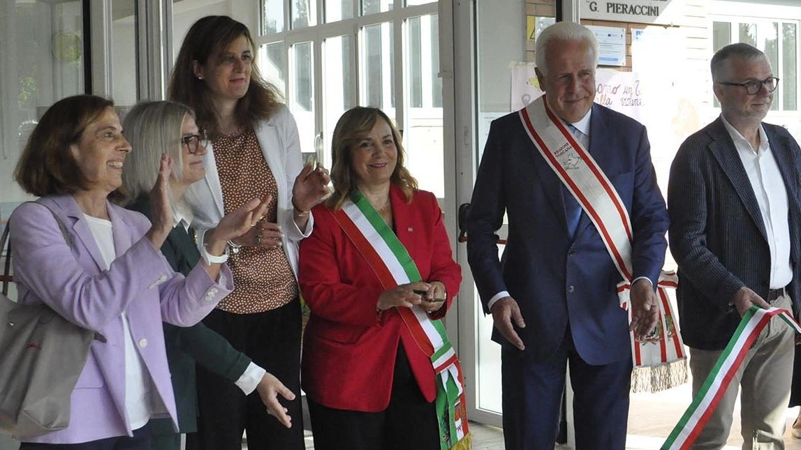 Inaugurazione degli spazi rinnovati della scuola primaria Gaetano Pieraccini di Poggibonsi: tre milioni e mezzo per adeguamento sismico ed efficientamento... Inaugurazione degli spazi rinnovati della scuola primaria Gaetano Pieraccini di Poggibonsi: tre milioni e mezzo per adeguamento sismico ed efficientamento...