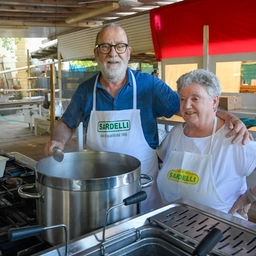Se Fiesole frena, Mondeggi brinda: 30 anni tra bistecche e dibattiti. “Il Pd vuol ripartire dalle sue radici”
