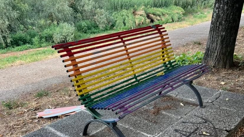 Imbrattata la panchina Rainbow, quella installata per la Giornata mondiale contro l’omotransfobia: la rabbia di Deidda Imbrattata la panchina Rainbow, quella installata per la Giornata mondiale contro l’omotransfobia: la rabbia di Deidda