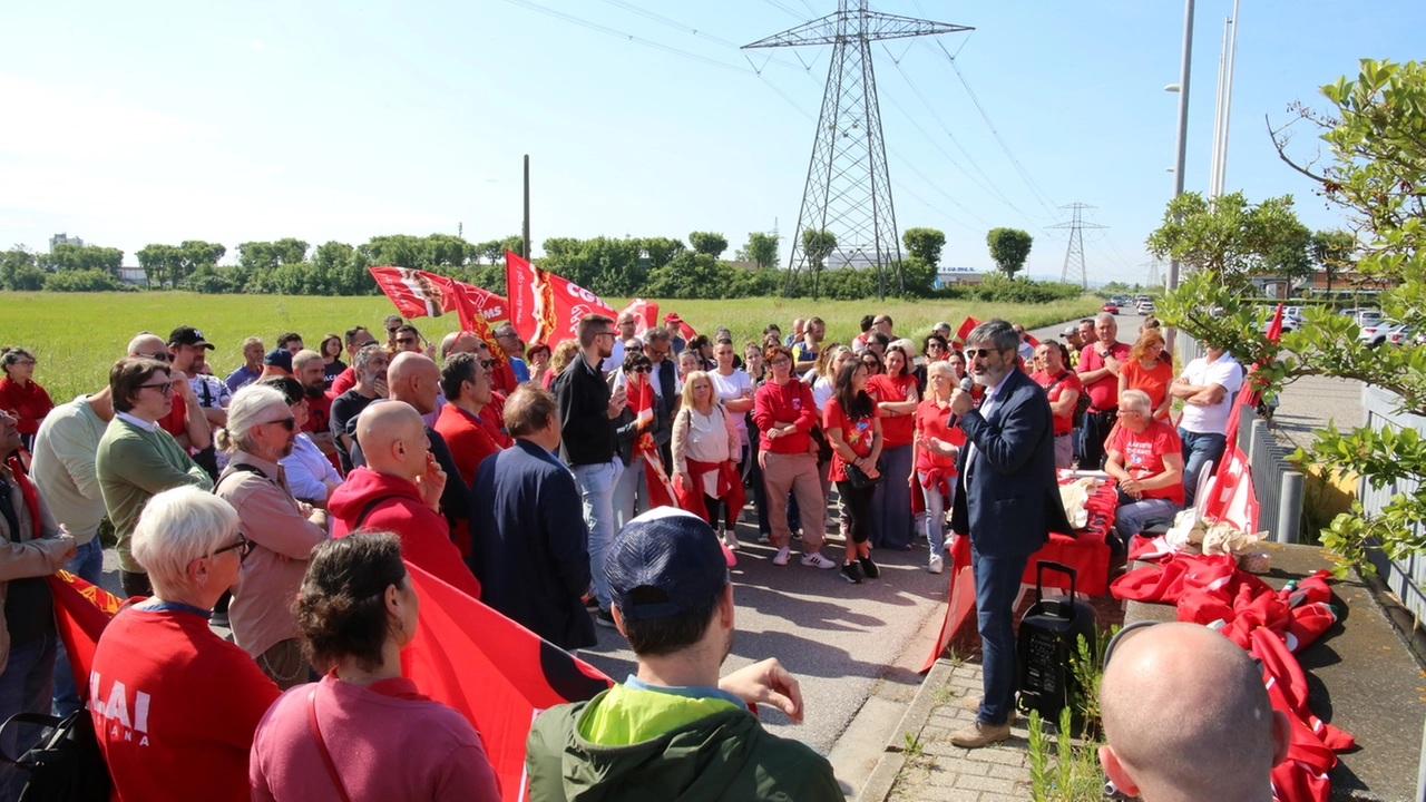 Una manifestazione davanti all’azienda Una manifestazione davanti all’azienda