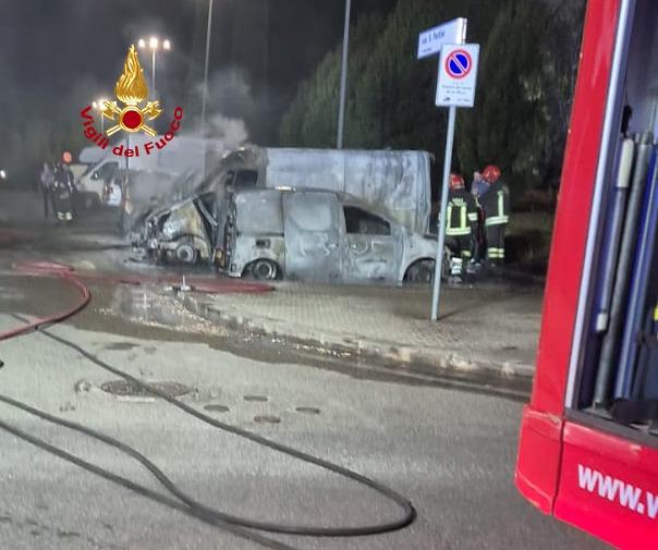 Cinque mezzi a fuoco a Sesto Fiorentino, arrivano i vigili del fuoco. Indagini sulle cause Cinque mezzi a fuoco a Sesto Fiorentino, arrivano i vigili del fuoco. Indagini sulle cause