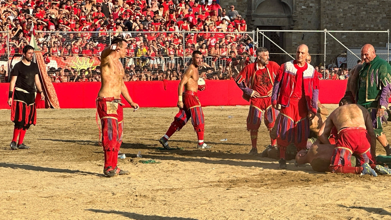Calcio storico, i Rossi vincono il torneo 2025: Verdi ko 18-4