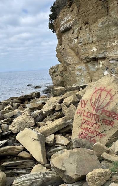 Tornano le scritte No Vax. Vandali a Cala Martina. Deturpati alcuni scogli Tornano le scritte No Vax. Vandali a Cala Martina. Deturpati alcuni scogli