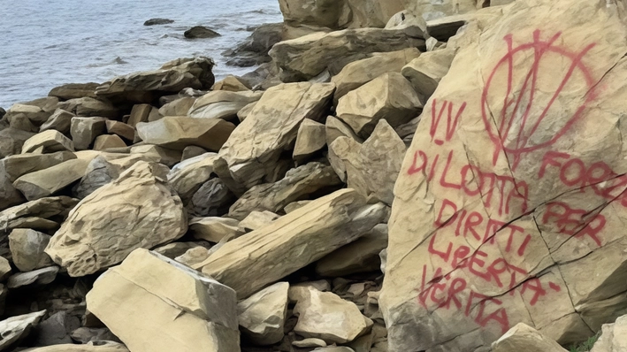 Una delle scritte a Cala Martina Una delle scritte a Cala Martina
