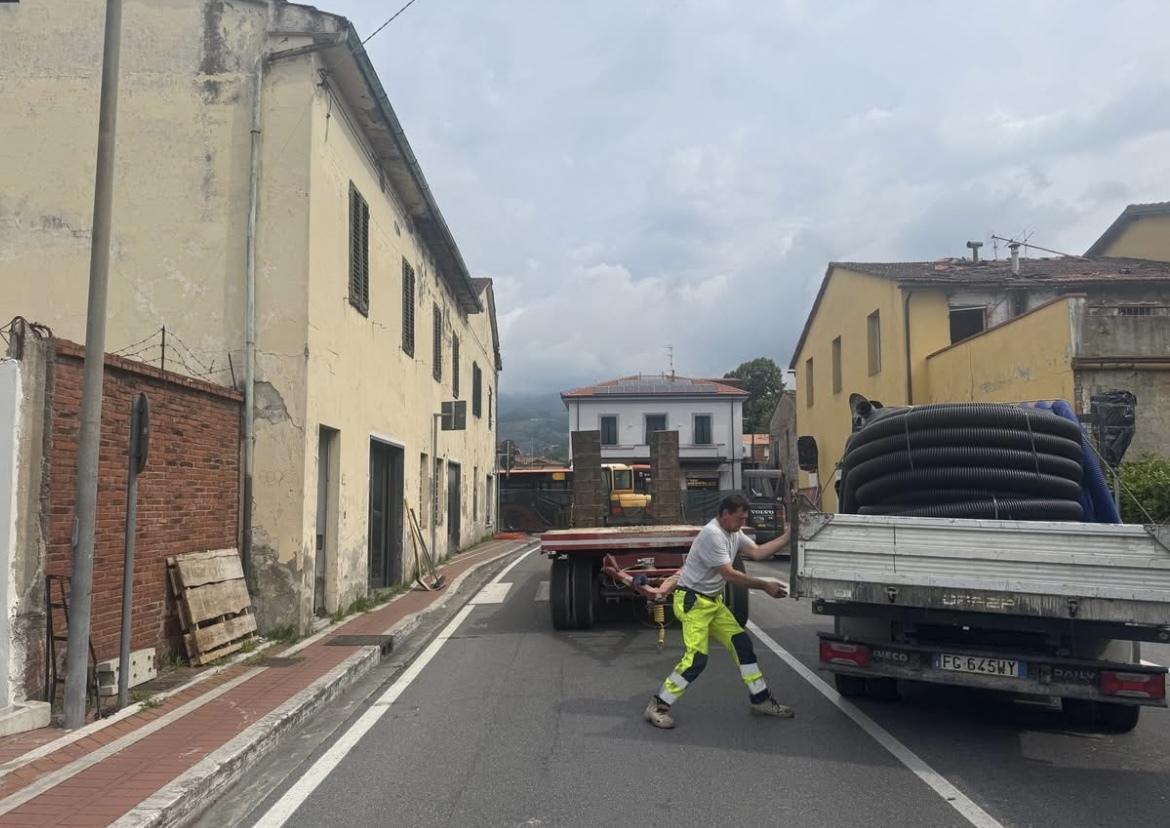 https://www.lanazione.it/image-service/view/acePublic/alias/contentid/ZTU1ZWI2NDktZTM2Mi00/0/demolizione-dellex-bertini-iintervento-sui-sottoservizi.jpeg