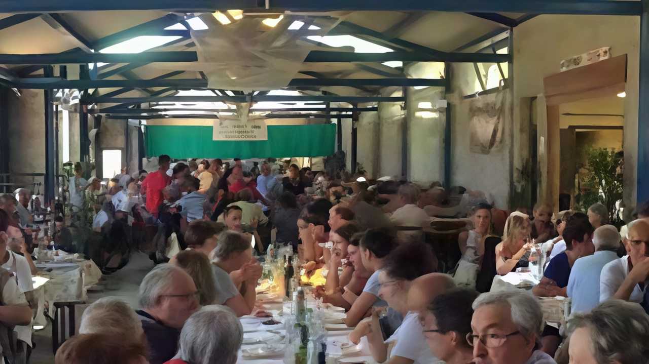 Domenica di gusto con le specialità locali e la magia degli anni ’50 con il Vintage . Domenica di gusto con le specialità locali e la magia degli anni ’50 con il Vintage .