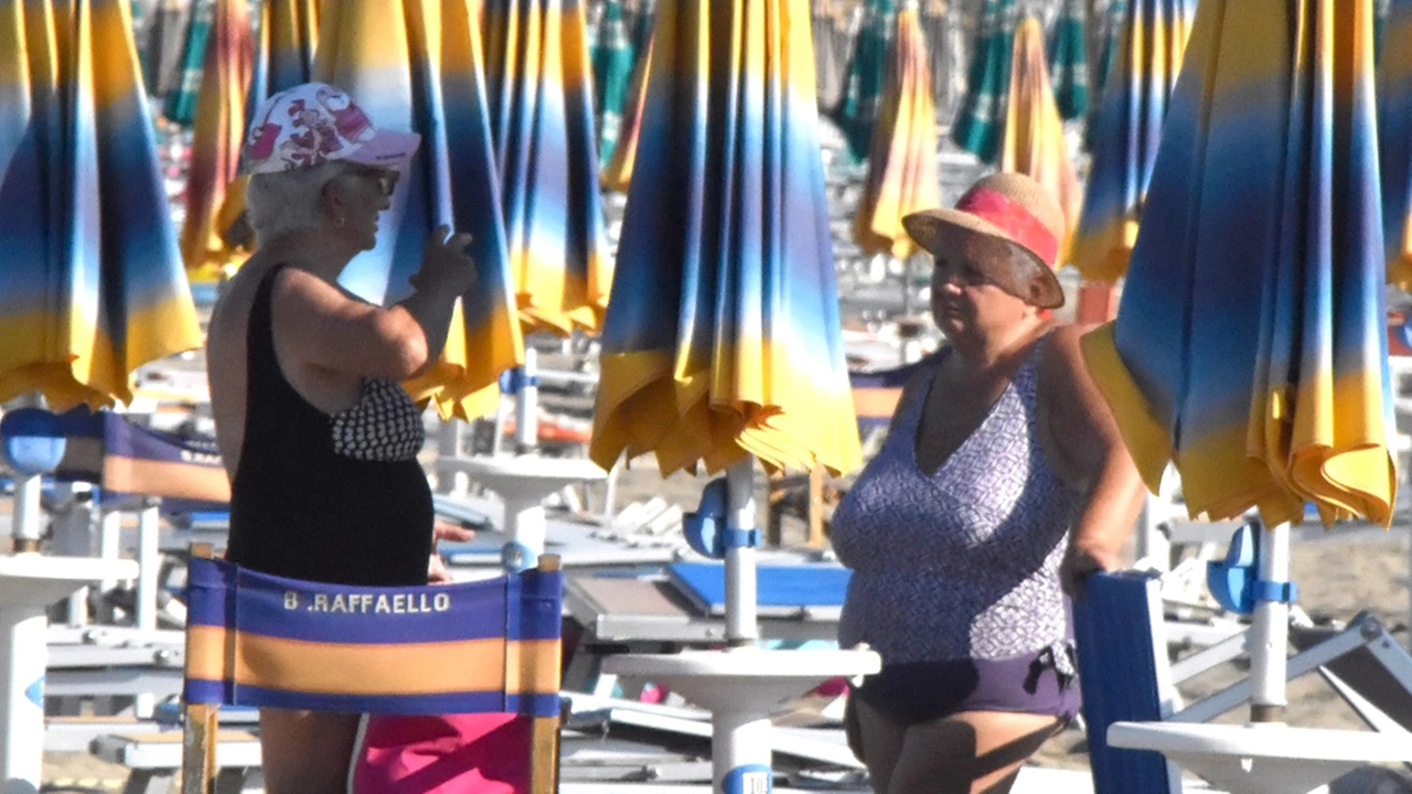 Ombrelloni chiusi fino alle 9.30 di ieri sul litorale della Maremma