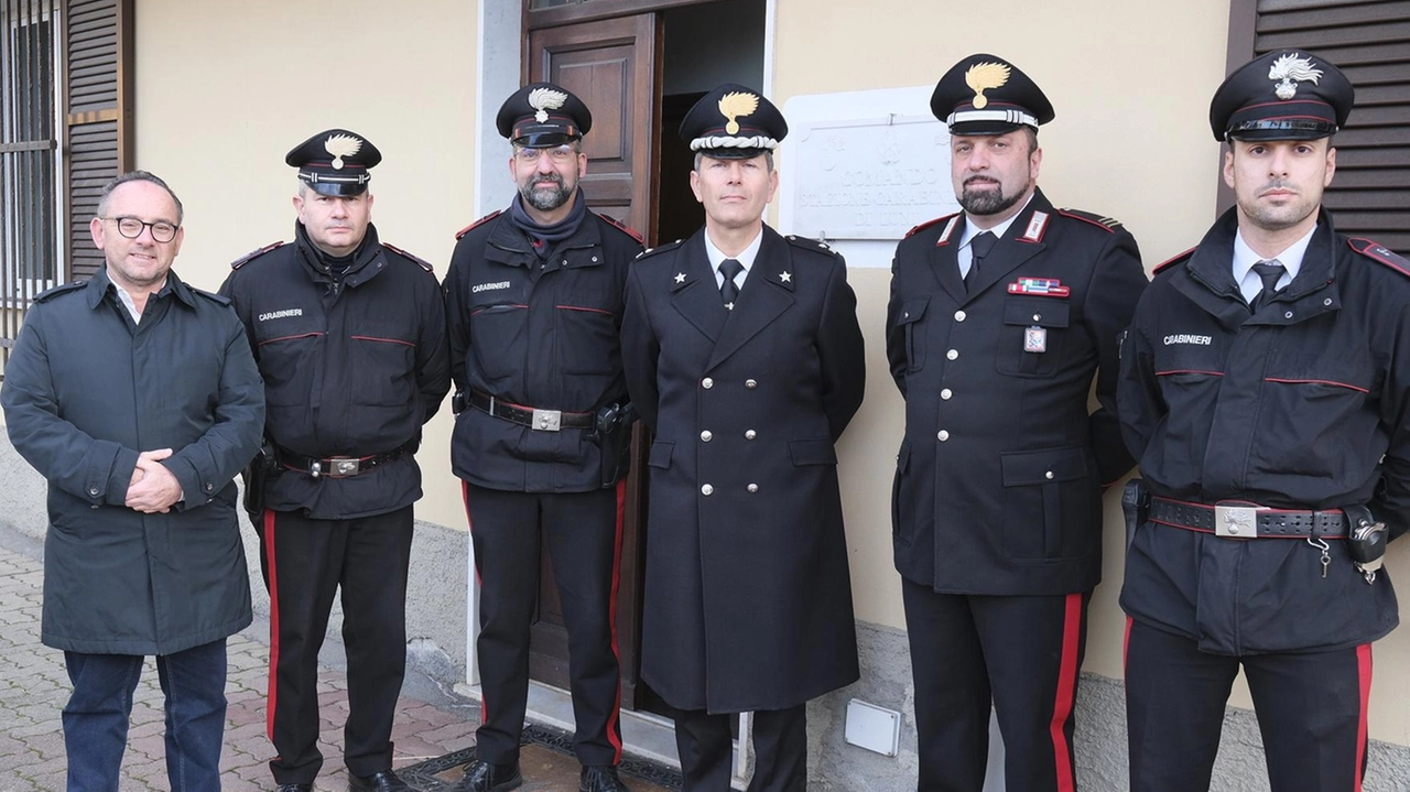 Il maresciallo Romanelli (secondo da destra) con i colleghi della stazione di Luni, il Maggiore Panfilo (al centro) e il sindaco Silvestri Il maresciallo Romanelli (secondo da destra) con i colleghi della stazione di Luni, il Maggiore Panfilo (al centro) e il sindaco Silvestri
