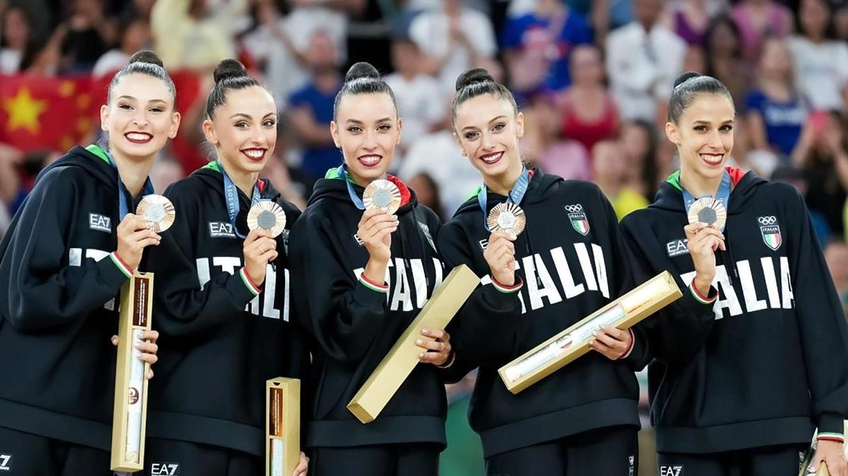 Le «Farfalle» sul podio alle Olimpiadi di Parigi dove hanno conquistato la medaglia di bronzo nell’All Around» a squadre dietro la Cina e Israele Le «Farfalle» sul podio alle Olimpiadi di Parigi dove hanno conquistato la medaglia di bronzo nell’All Around» a squadre dietro la Cina e Israele