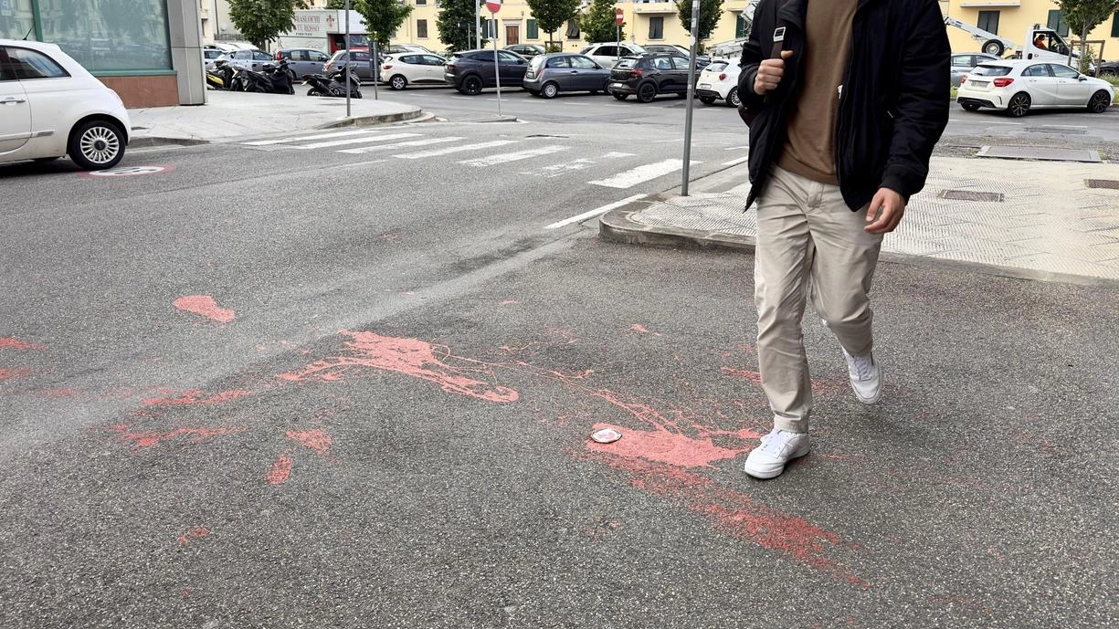 Le chiazze di vernice rossa rimaste sulla strada del Polo di Novoli dove due militanti di Azione Universitaria hanno denunciato un’aggressione Le chiazze di vernice rossa rimaste sulla strada del Polo di Novoli dove due militanti di Azione Universitaria hanno denunciato un’aggressione
