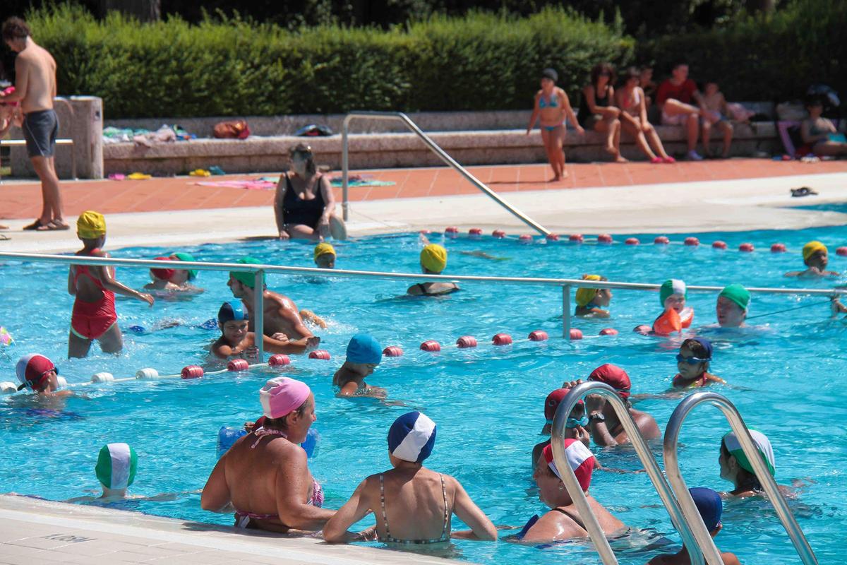 https://www.lanazione.it/image-service/view/acePublic/alias/contentid/ZTU3YjdjMWYtMzZkMS00/0/alla-ricerca-del-refrigerio-obiettivo-tuffarsi-in-piscina.jpeg?f=1.91:1&w=1200