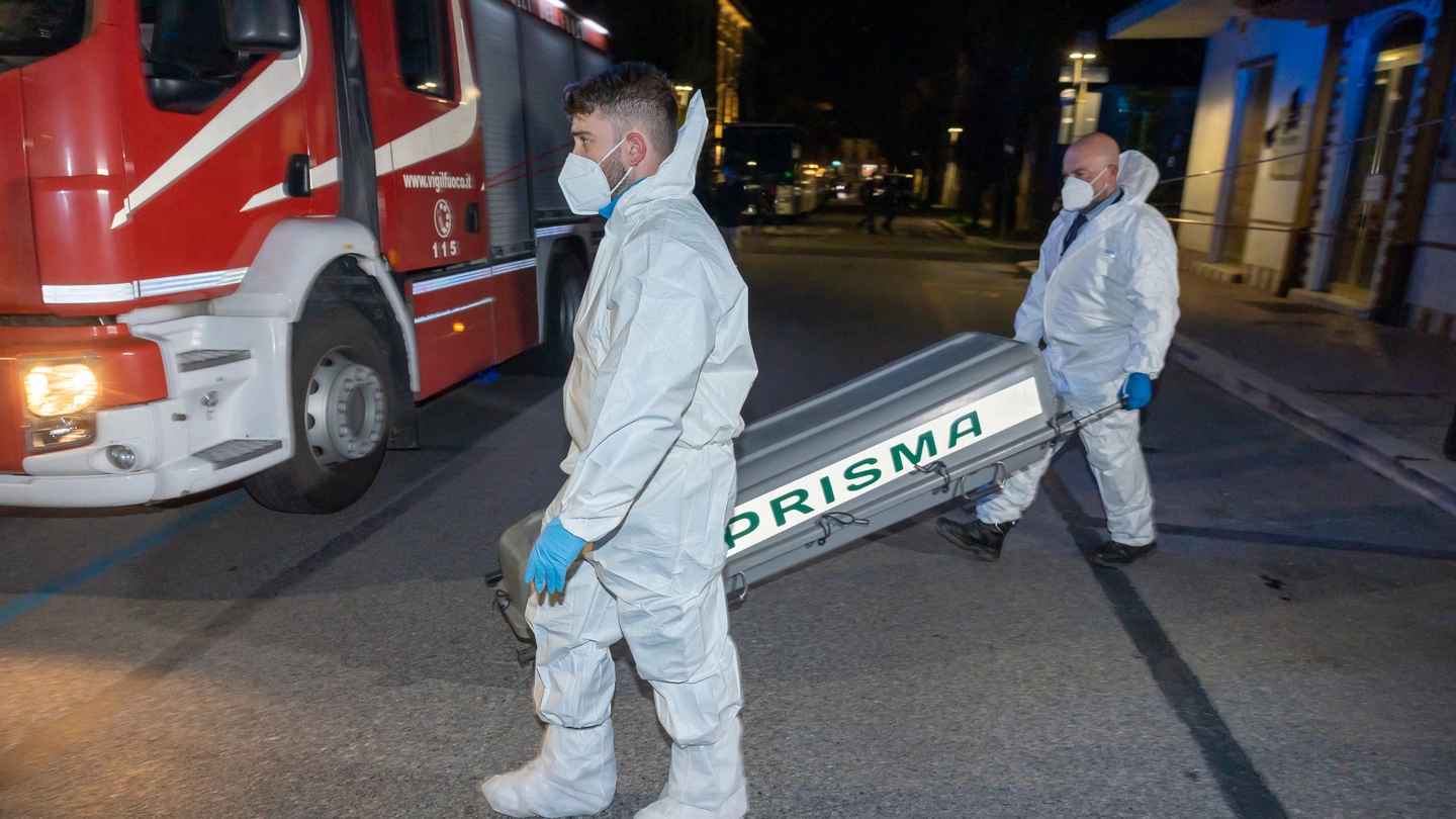 Il cadavere è stato rimosso in serata: sul posto, oltre ai carabinieri, anche i vigili del fuoco