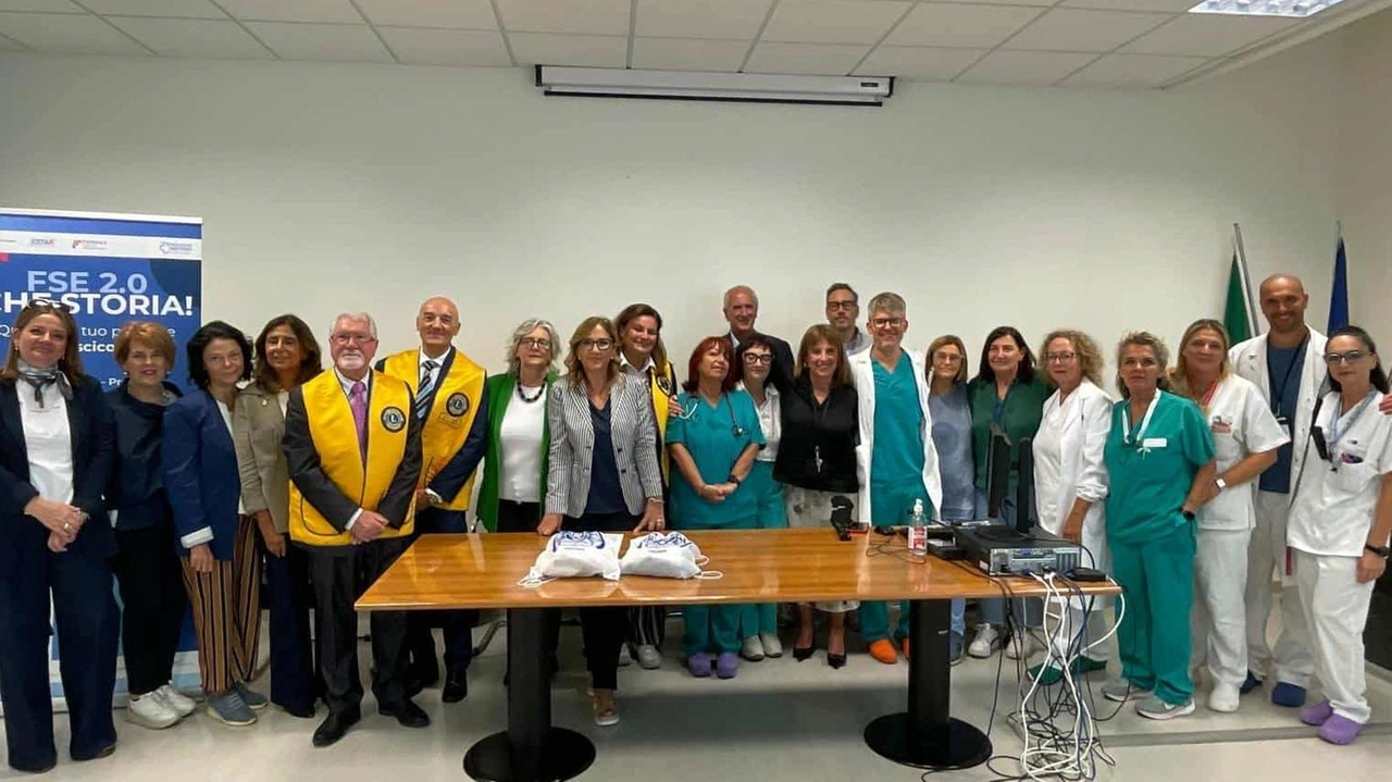La consegna del kit in ospedale da parte del Lions International Distretto 108LA La consegna del kit in ospedale da parte del Lions International Distretto 108LA