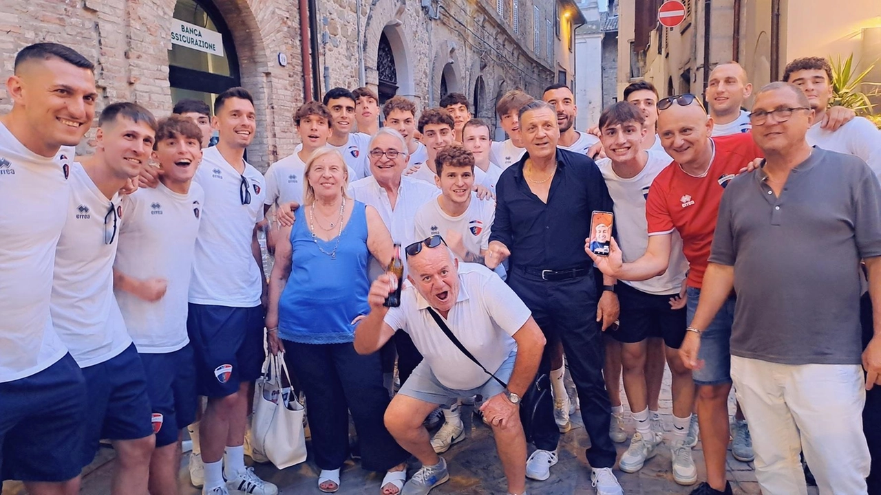 Tutta la comunità di Cannara ha voluto celebrare a distanza di due settimane dal trionfo in Piemonte che ha riportato i rossoblù in serie D Tutta la comunità di Cannara ha voluto celebrare a distanza di due settimane dal trionfo in Piemonte che ha riportato i rossoblù in serie D