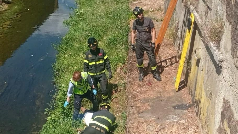 L'uomo è stato soccorso dai vigili del fuoco e dai sanitari del 118 e trasportato in ospedale (Foto vigili del fuoco)