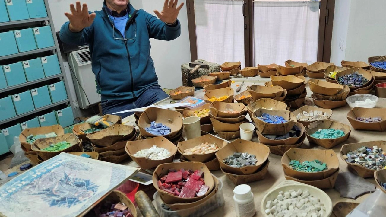 Albo Mazzetti,. ‘giovanotto’ di 77 anni che, nel cuore del centro storico di Montepulciano, porta avanti un’attività unica, quella di mosaicista Albo Mazzetti,. ‘giovanotto’ di 77 anni che, nel cuore del centro storico di Montepulciano, porta avanti un’attività unica, quella di mosaicista