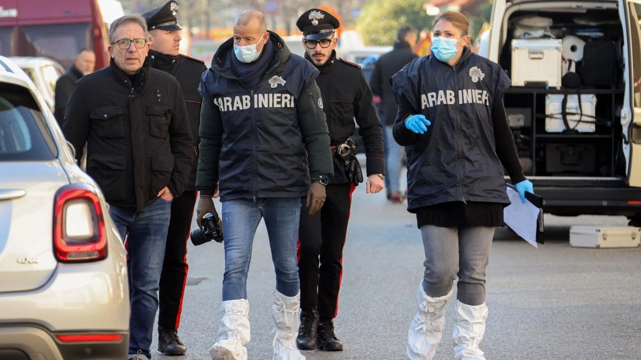 I carabinieri, coordinati dal pm Antonio Natale, stanno setacciando le videocamere della zona alla ricerca di prove I carabinieri, coordinati dal pm Antonio Natale, stanno setacciando le videocamere della zona alla ricerca di prove