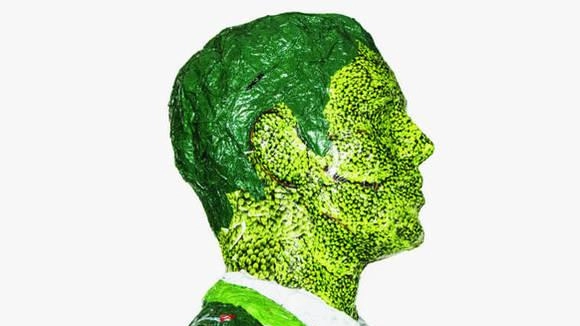 Tra le opere visibili quella di un uomo (immagine qui sopra) che prende forma da scatole di piselli surgelati Tra le opere visibili quella di un uomo (immagine qui sopra) che prende forma da scatole di piselli surgelati