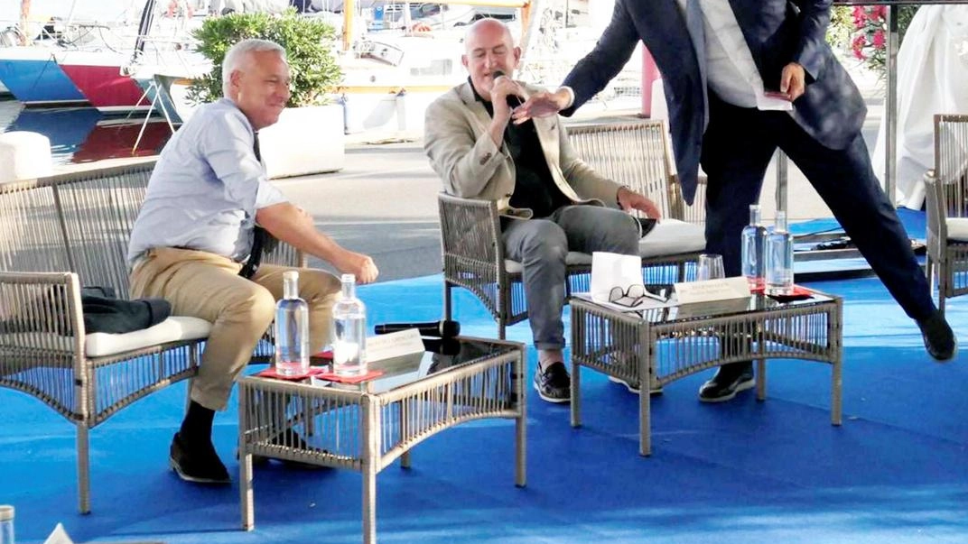 Scintille anche sull’area del Triangolino. Del Ghingaro: "Siamo pronti a pagarcelo da soli . Metteremo a disposizione di ICare i 15 milioni necessari per potenziare quest’area". Scintille anche sull’area del Triangolino. Del Ghingaro: "Siamo pronti a pagarcelo da soli . Metteremo a disposizione di ICare i 15 milioni necessari per potenziare quest’area".