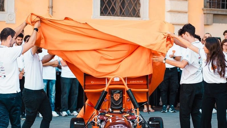 Il momento in cui viene rivelata la nuova monoposto Il momento in cui viene rivelata la nuova monoposto