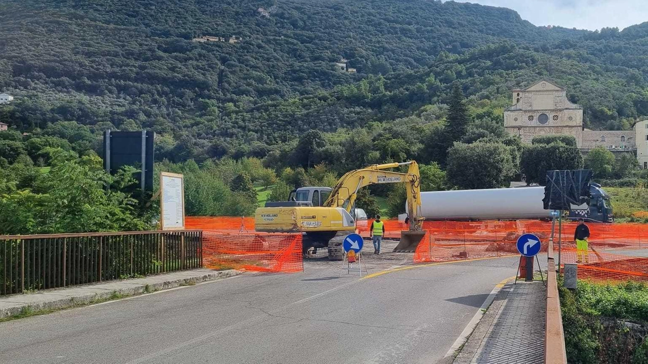 Sul tratto della SS3 Flaminia a Spoleto, riapre l'ingresso da Foligno con la nuova rotatoria Anas per migliorare la circolazione e la sicurezza stradale. Sul tratto della SS3 Flaminia a Spoleto, riapre l'ingresso da Foligno con la nuova rotatoria Anas per migliorare la circolazione e la sicurezza stradale.