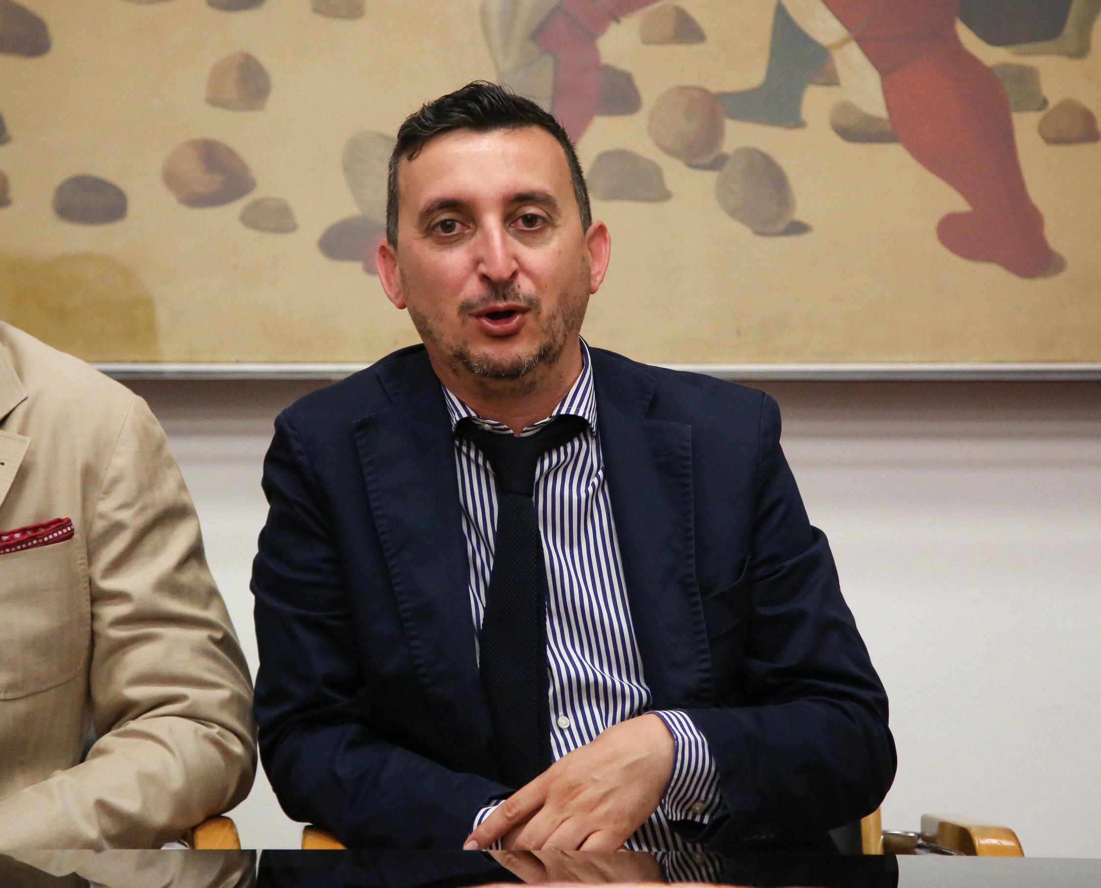 https://www.lanazione.it/image-service/view/acePublic/alias/contentid/ZTUwZTA3YmQtNzkzNi00/0/congresso-regionale-del-pd-pasquali-vince-di-800-voti-ma-resta-lincognita-elezione.jpeg
