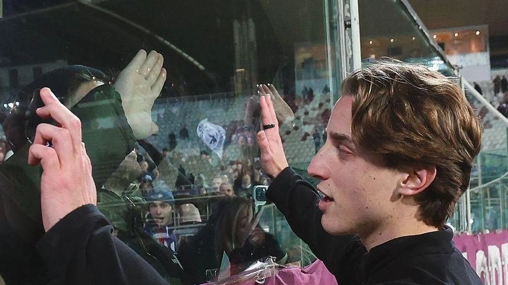 Una bella foto di Bove appoggiato al vetro che lo separa dai tifosi: il suo sogno è quello di giocare e lui. ha citato Lorenzo il Magnifico: «Di doman non c’è certezza» Una bella foto di Bove appoggiato al vetro che lo separa dai tifosi: il suo sogno è quello di giocare e lui. ha citato Lorenzo il Magnifico: «Di doman non c’è certezza»