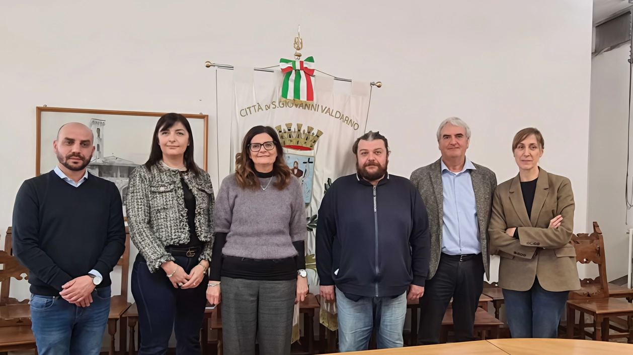 Il sindaco e rappesentanti di Arezzo Casa dopo il passaggio di proprietà. di 12 alloggi Il sindaco e rappesentanti di Arezzo Casa dopo il passaggio di proprietà. di 12 alloggi