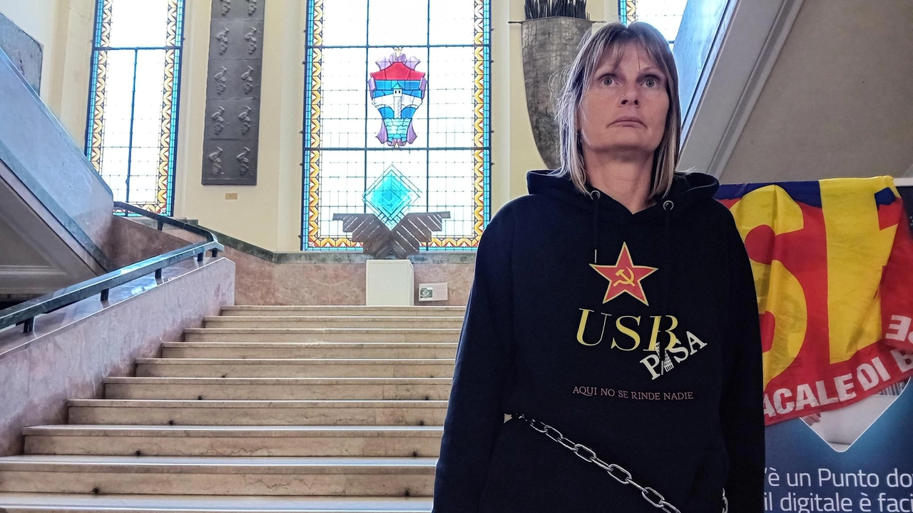 Alessandra Benvenuti sindacalista Usb ieri mattina si è incatenata nell’atrio del palazzo comunale di Pontedera Alessandra Benvenuti sindacalista Usb ieri mattina si è incatenata nell’atrio del palazzo comunale di Pontedera