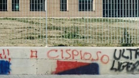 Il muro di cinta del nuovo liceo Montale imbrattato da una serie di scritte. Il sindaco ha denunciato l’accaduto Il muro di cinta del nuovo liceo Montale imbrattato da una serie di scritte. Il sindaco ha denunciato l’accaduto