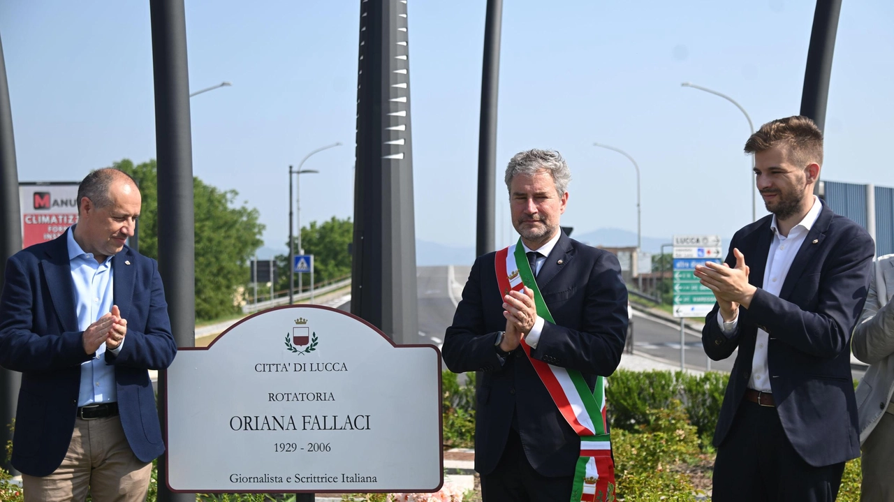 La cerimonia di intitolazione ieri in via delle Città Gemelle (foto Alcide) La cerimonia di intitolazione ieri in via delle Città Gemelle (foto Alcide)