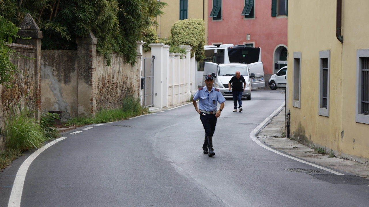 I rilievi della polizia municipale in via Orsini dove è deceduto il ciclista nello scontro con l'autobus (Foto Valtriani)