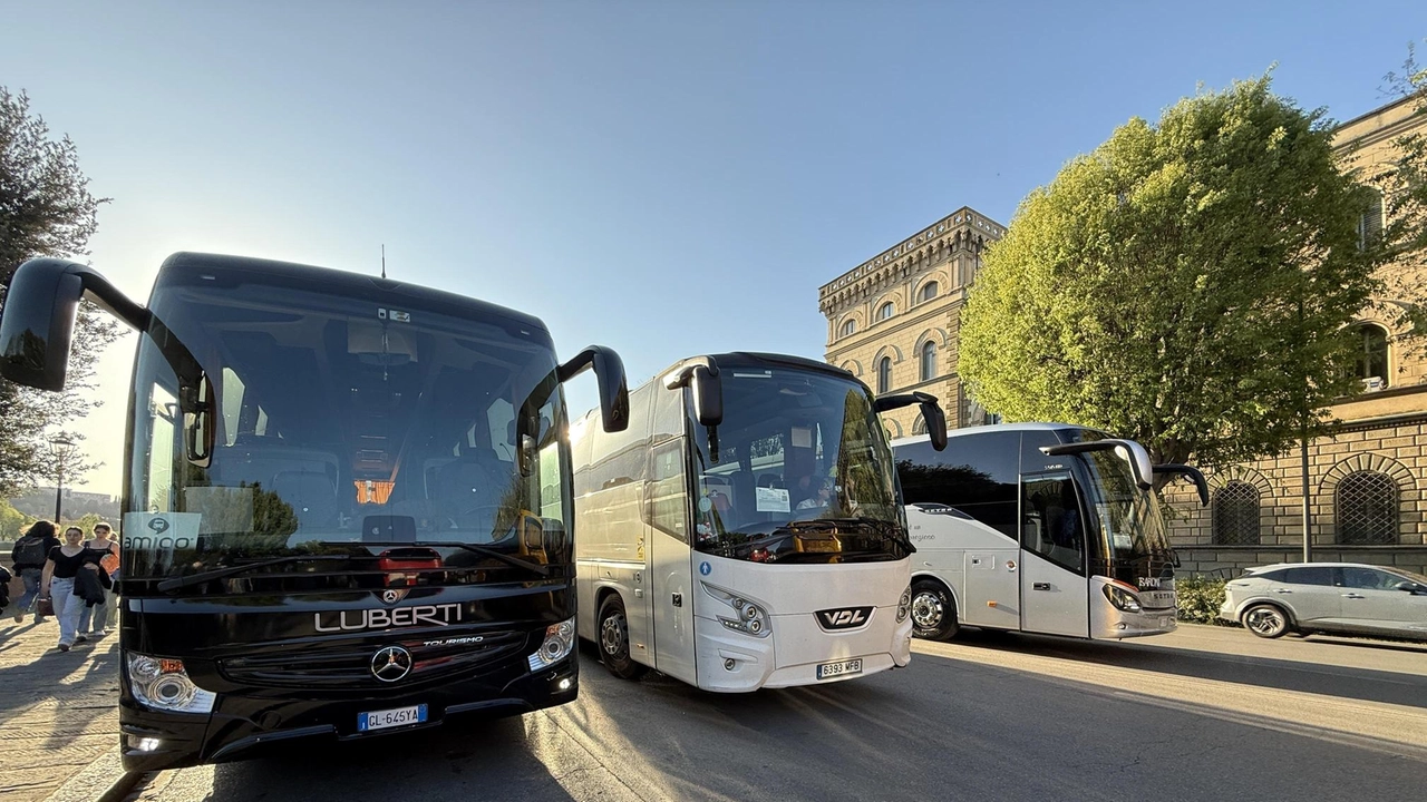 Il lungarno della Zecca preso d’assalto ogni giorno dai pullman delle comitive di turisti mordi e fuggi