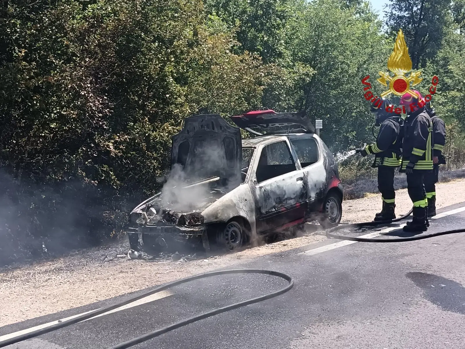 Auto a fuoco, le fiamme attaccano le sterpaglie
