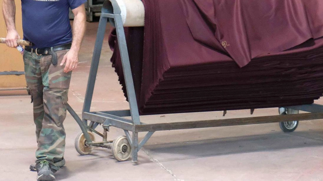 Sono tredici gli artigiani che lavorano nello stabilimento di Soci Sono tredici gli artigiani che lavorano nello stabilimento di Soci