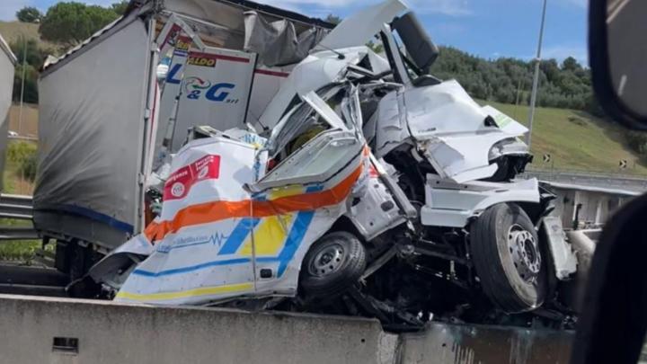 tre morti nell8217ambulanza incidente in a1 mezzo di soccorso distrutto