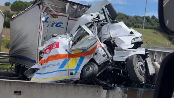 La scena dell'incidente in A1: distrutta l'ambulanza coinvolta nello scontro in direzione Roma tra Valdano e Arezzo (Fonte soccorritori italiani su Facebook) La scena dell'incidente in A1: distrutta l'ambulanza coinvolta nello scontro in direzione Roma tra Valdano e Arezzo (Fonte soccorritori italiani su Facebook)