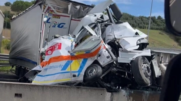 Tre morti nell’ambulanza: incidente in A1, mezzo di soccorso distrutto