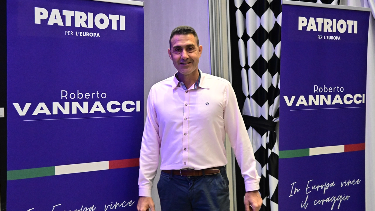 Maxi cena a Firenze per Roberto Vannacci Maxi cena a Firenze per Roberto Vannacci