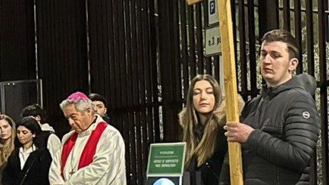 La Via Crucis dei giovani della Diocesi di Prato al polo di via Reggiana