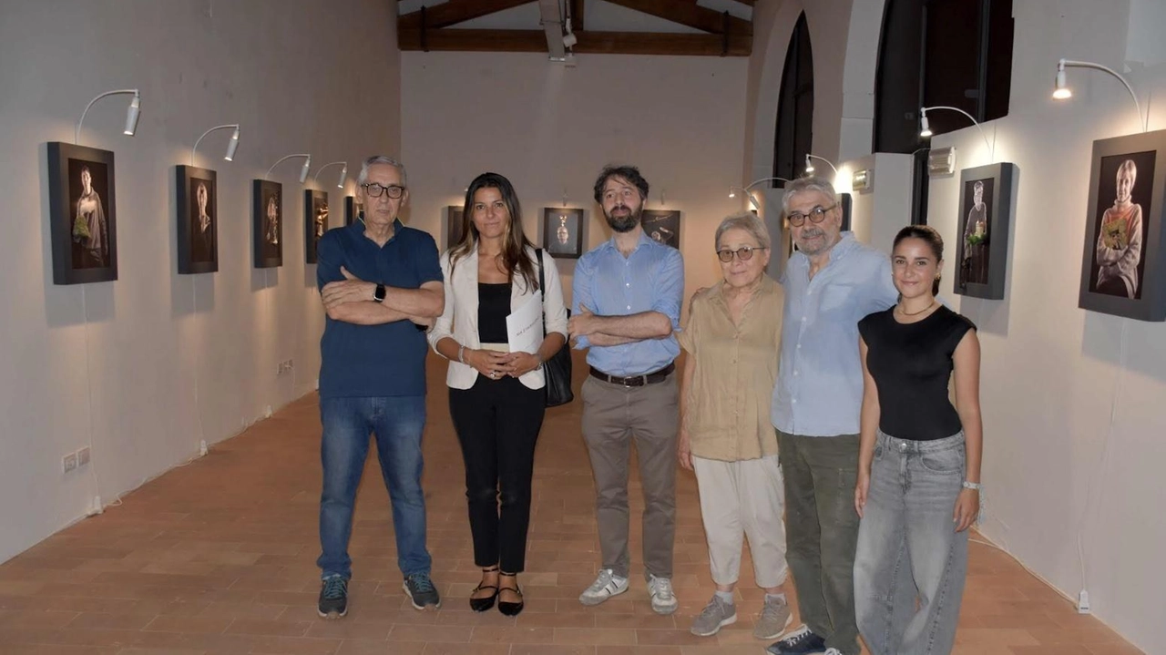 Una ventina di scatti fotografici di Enrico Milanesi arricchiti dagli interventi artistici di Elio ed Emanuela Mariucci Una ventina di scatti fotografici di Enrico Milanesi arricchiti dagli interventi artistici di Elio ed Emanuela Mariucci