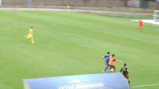 Il frame del video di Pontassieve- Subbiano: il momento del calcio del mister aretino al bomber avversario lanciato a rete Il frame del video di Pontassieve- Subbiano: il momento del calcio del mister aretino al bomber avversario lanciato a rete
