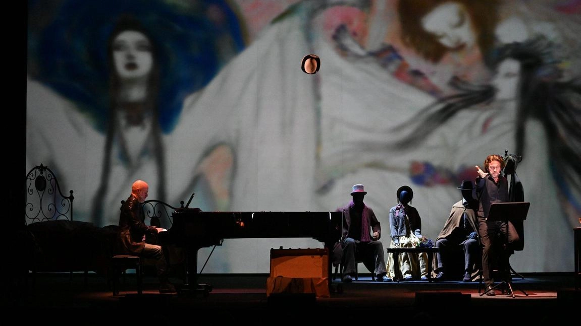 Quarta e Boni ai lati opposti del palco con lo sfondo delle opere di Amano Quarta e Boni ai lati opposti del palco con lo sfondo delle opere di Amano